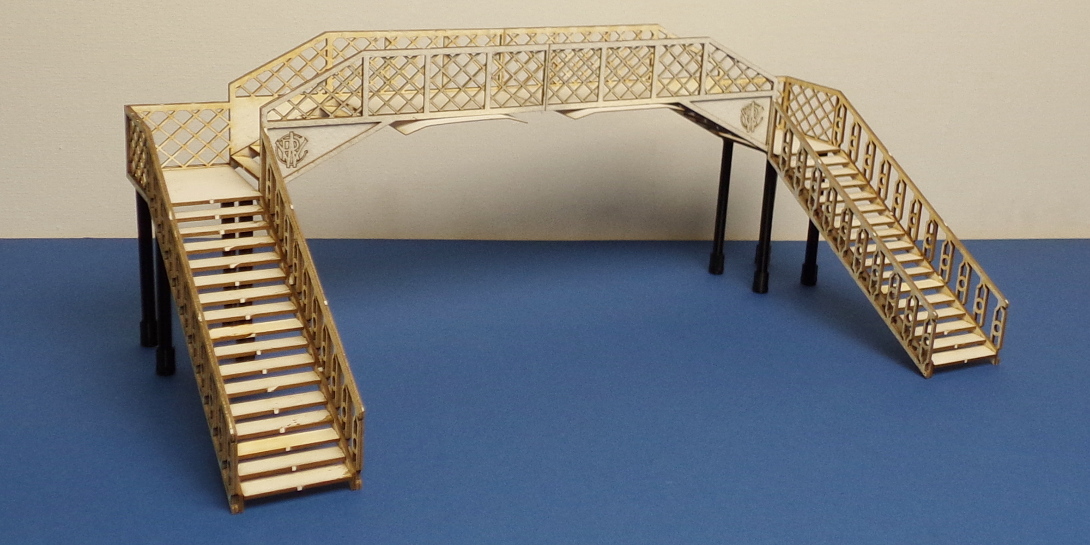 B 70-22 O gauge GWR style platform footbridge GWR style platform footbridge.
                                                                       
Size diagram:                                                  